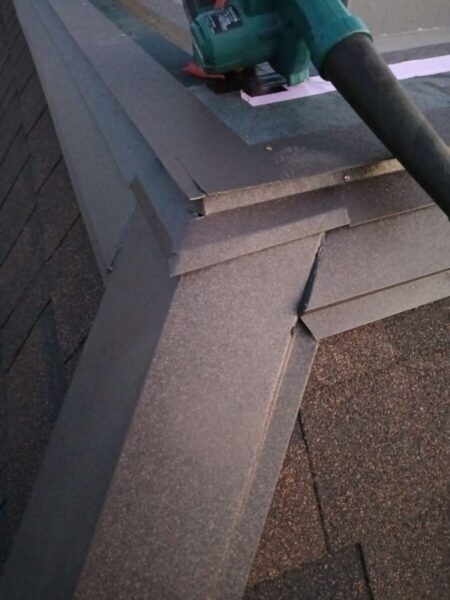 世田谷区K様所有物件屋根材板金施工5