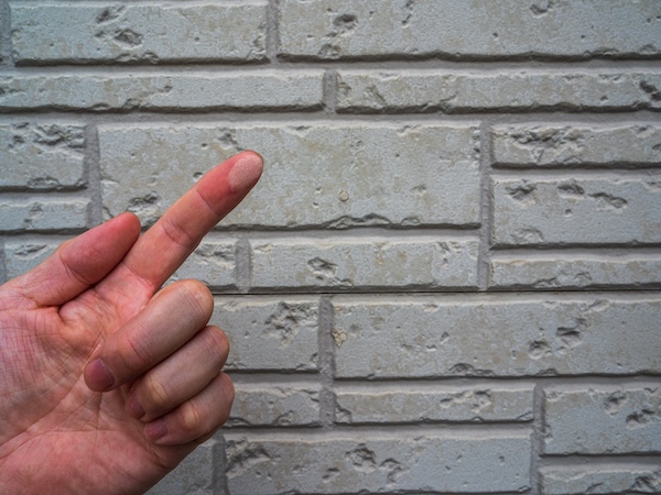 外壁を触ってチョーキングを確認する方法