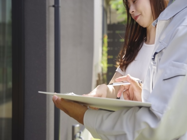 外壁塗装の打ち合わせで資料を確認している様子