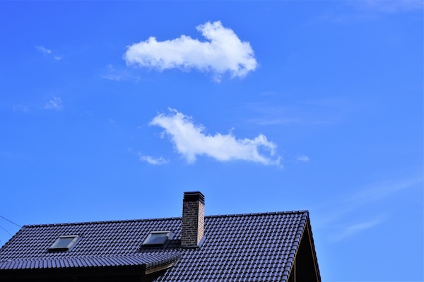 屋根修理を終えて安心した住まいのイメージ