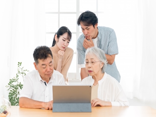 屋根修理の業者選びで比較検討している様子