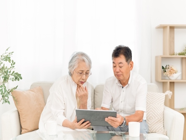 屋根修理の業者選びで悩むイメージ