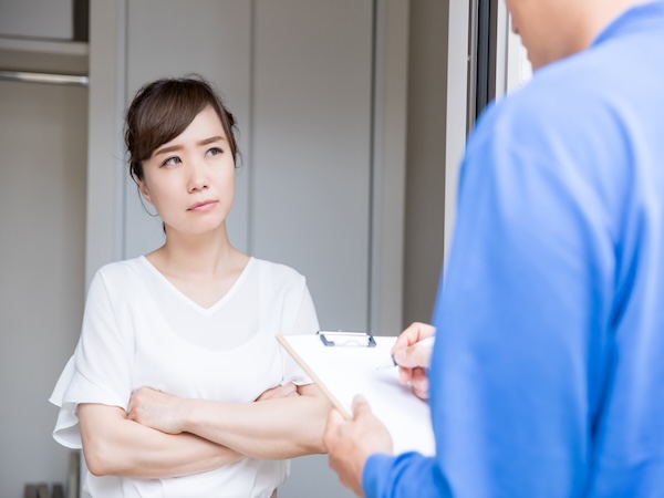 屋根修理の業者選びでトラブルに不安を感じるイメージ