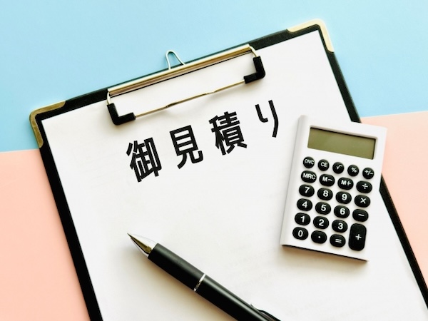 屋根修理の見積書を確認する様子