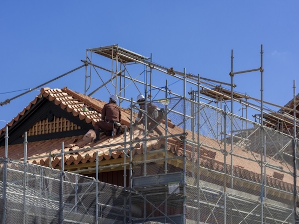 屋根工事のために設置された足場の様子