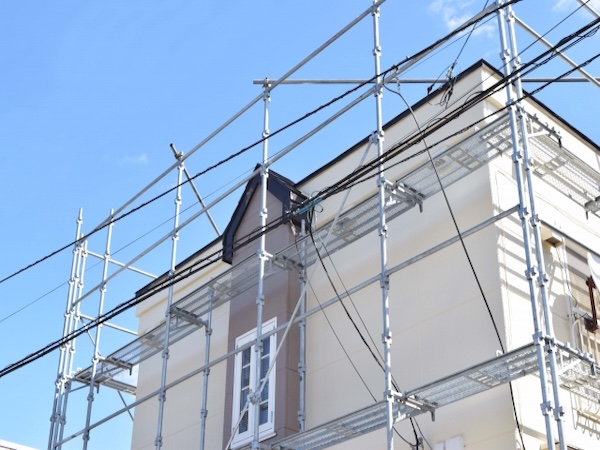 外壁塗装工事のために足場が設置された住宅