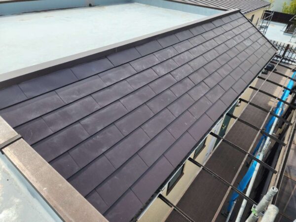 世田谷区S様所有物件屋根カバー屋根材施工中