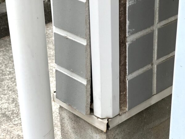 劣化して浮きが見られるサイディング外壁