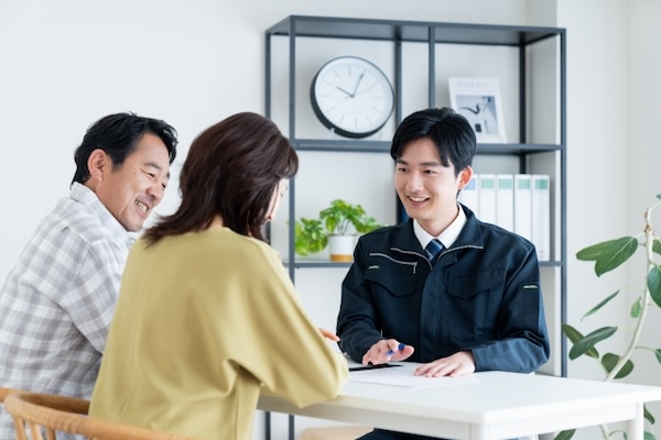 屋根修理の打ち合わせを行う業者とお客様