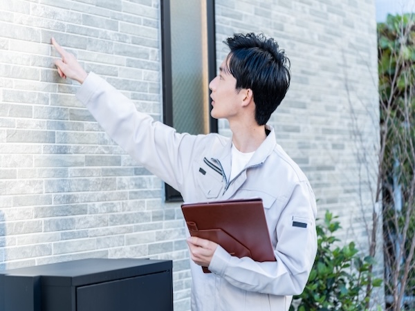 外壁の状態を点検している作業員の様子