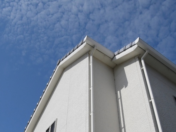 住宅の外壁と青空の様子(外壁塗装後のイメージ)