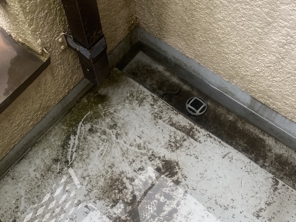 汚れたベランダ排水口まわり