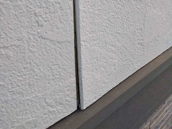外壁が浮いて隙間ができている状態