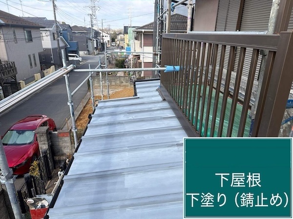 S様邸下屋根下塗り