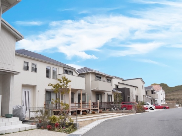 さまざまな屋根材が使われている住宅街