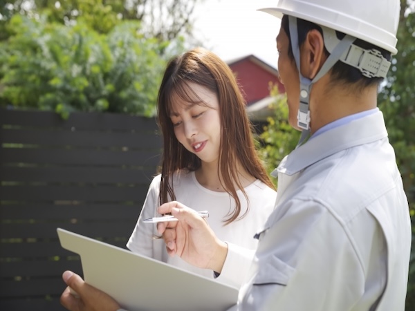 リフォーム業者の担当者へ相談している様子